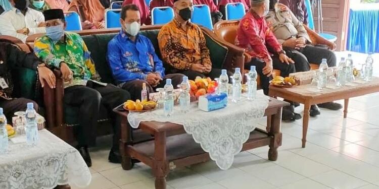 FOTO: IST/MATA KALTENG: Ketua DPRD Seruyan, Zuli Eko Prasetyo (tengah) saat menghadiri peringatan Isra Mi'raj di Aula Kemenag Seruyan baru-baru ini.