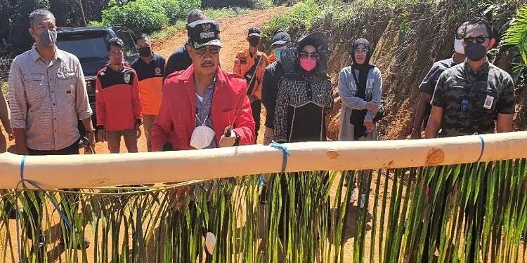 FOTO: IST/MATA KALTENG: Bupati Seruyan, Yulhaidir saat memotong pantan dalam rangkaian agenda peresmian objek wisata Air Terjun Sahari Gantung di Desa Pangke, Kecamatan Seruyan Tengah baru-baru ini.