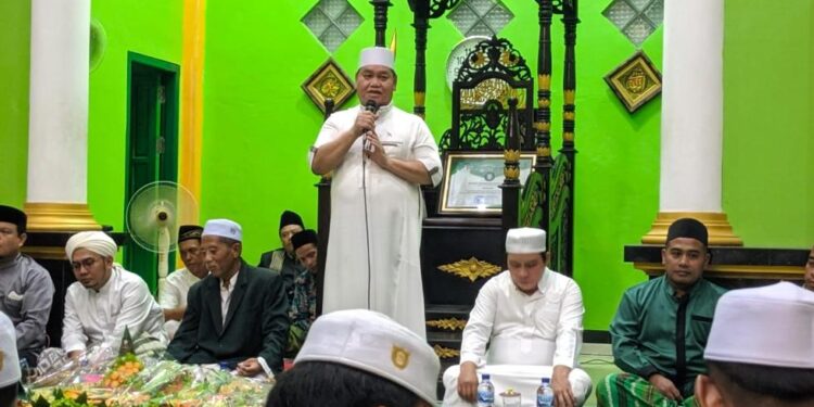 FOTO : IST/MATAKALTENG - Bupati Kotim Halikinnor memberikan sambutan pada acara peresmian Masjid Baiturrahman Jalan Teratai V Jalur 3, Kecamatan MB Ketapang Sampit, Rabu 16 Maret 2022 malam.