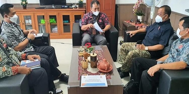 FOTO: IST/MATA KALTENG: Bupati Seruyan, Yulhaidir saat berkunjung ke Gedung Kantor BNPB yang diterima langsung oleh Kasubdit Inventarisasi dan Analisis Kebutuhan Direktorat Penanganan RR BNPB, Jum'at 18 Maret 2022.
