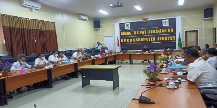 FOTO: ALDI SETIAWAN/MATA KALTENG: Suasana pelaksanaan RDP di ruang rapat Serbaguna DPRD Seruyan, Rabu (23/3).