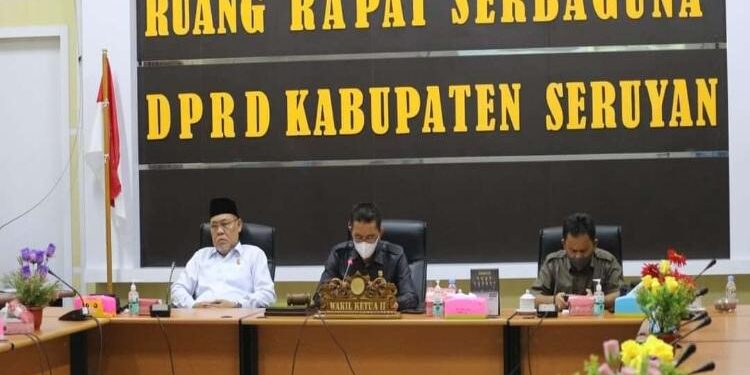 FOTO: IST/MATA KALTENG: Wakil Ketua II DPRD Seruyan, M. Aswin (tengah) pada saat memimpin rapat di Ruang Rapat Serbaguna DPRD Seruyan, Senin 28 Maret 2022.