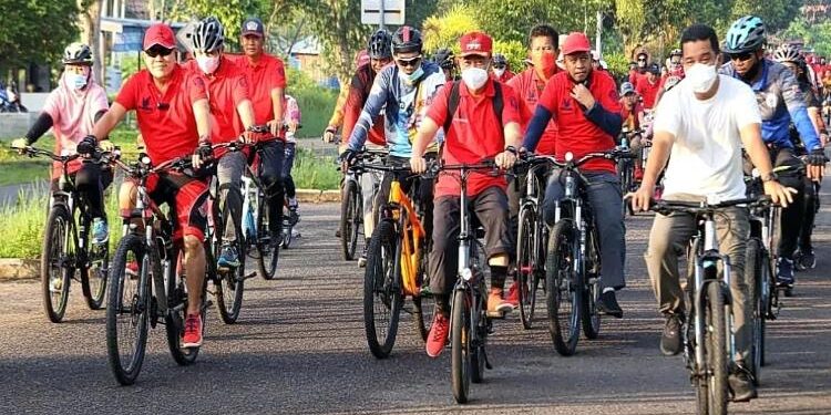 FOTO: IST/MATA KALTENG: Bupati Seruyan, Yulhaidir beserta pihak-pihak terkait pada saat bersepeda santai baru-batu ini.