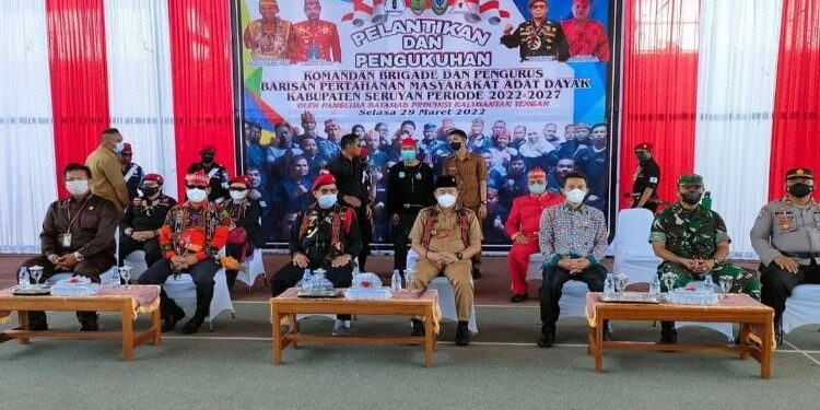 FOTO: IST/MATA KALTENG: Wakil Ketua II DPRD Seruyan, M. Aswin (dua dari kanan) saat menghadiri pelantikan dan pengukuhan Komandan Brigade dan Pengurus Batamad Kabupaten Seruyan periode 2022-2027 di Tenis Indoor Kuala Pembuang, Selasa 29 Maret 2022.