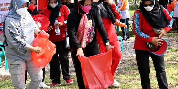 FOTO: IST/MATA KALTENG: Bunda PAUD Seruyan, Fauziah Yulhaidir (tengah) saat mengikuti kegiatan bersih-bersih Pantai Seribu Cemara dalam rangka memperingati HUT IGTKI ke-72, Rabu 30 Maret 2022.
