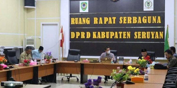 FOTO: IST/MATA KALTENG: Wakil Ketua II DPRD Seruyan, M. Aswin saat memimpin jalannya rapat paripurna pengesahan kode etik dan tata beracara BK di Ruang Rapat Serbaguna DPRD setempat, kemarin.