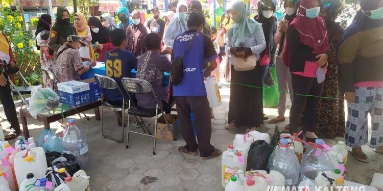 FOTO : IST/MATA KALTENG - Antrean warga yang membeli minyak goreng di pasar murah yang digelar Kelurahan MB Hilir, Kamis 14 April 2022.