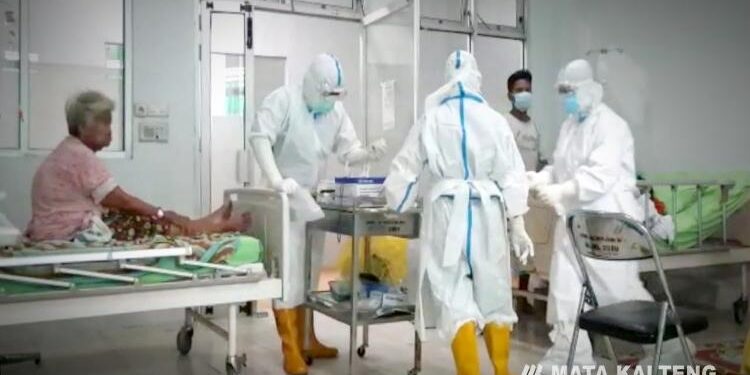 FOTO : DOK/MATAKALTENG - Petugas nakes saat melakukan perawatan pasien Covid-19. 
