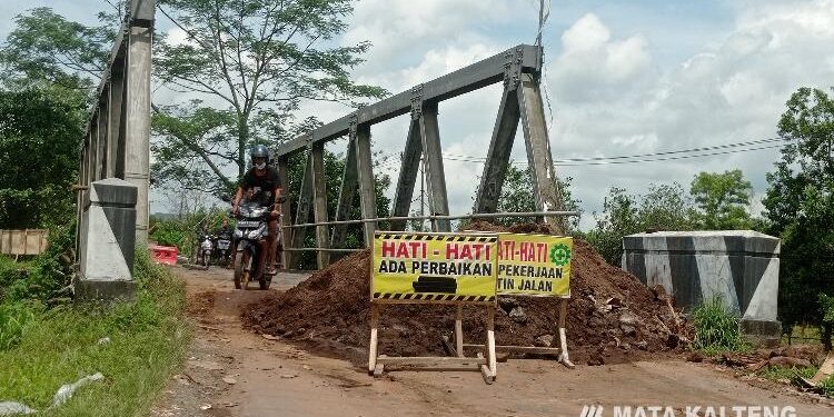 FOTO : DOK/MATAKALTENG - Jembatan patah sempat dilakukan perbaikan. 