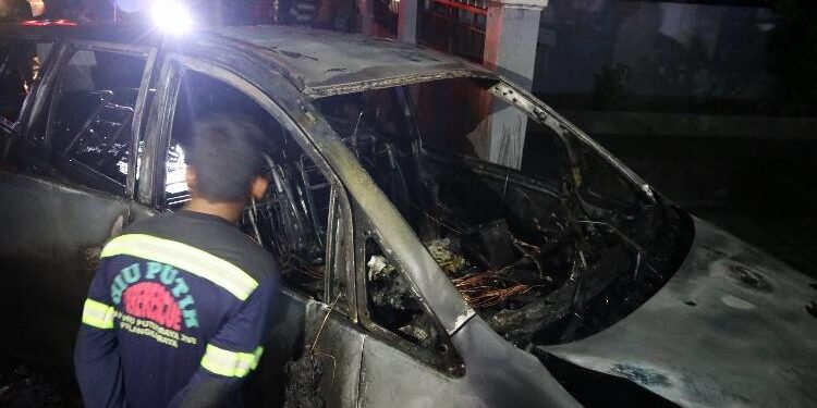 FOTO : IST/MATAKALTENG - Mobil Kijang Inova hangus terbakar di Jalan Rajawali KM 6, Kelurahan Bukit Tunggal, Kecamatan Jekan Raya, Kota Palangka Raya