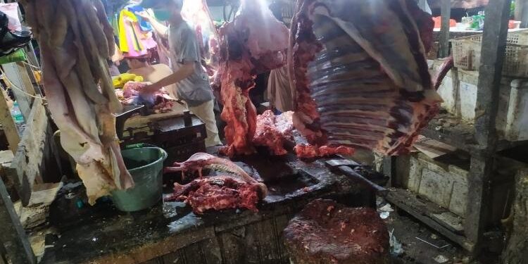 FOTO : IST/MATA KALTENG - Salah seorang penjual daging di Kota Sampit.