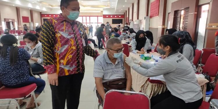 FOTO : DOK/MATAKALTENG - Kadinkes Kotim Umar Kaderi saat memantau pelaksanaan vaksinasi Covid-19 lansia. 