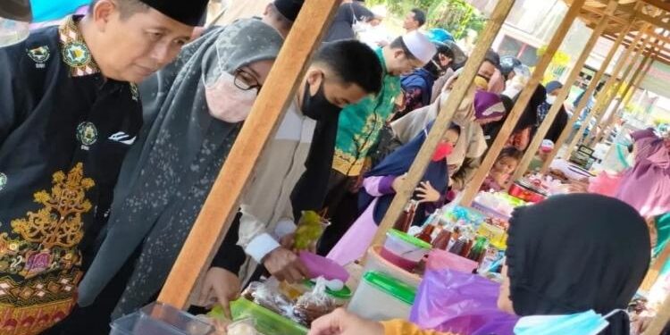 FOTO: IST/MATAKALTENG - Wakil Bupati Murung Raya (Mura) Rejikinoor, S.Sos saat membuka pasar di halaman Mesjid Agung Al -istiqlal Jalan Jendral Sudirman Puruk Cahu, Minggu 3 April 2022.