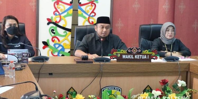 FOTO: IST/MATAKALTENG - Wakil Ketua I DPRD Kota Palangka Raya, Wahid Yusuf (tengah) saat memimpin sidang Rapat Paripurna ke 12 Masa Sidang 2, Tahun 2021/2022.