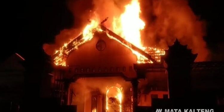 FOTO: IST/MATAKALTENG - Kebakaran rumah di Jalan G Obos VI, Kelurahan Menteng, Kecamatan Jekan Raya Kota Palangka Raya.
