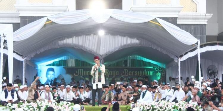 FOTO: IST/MATAKALTENG - Ustadz H. Abdul Somad saat menyampaikan tausiyah kepada ribuan jamaah yang hadir pada Murung Raya Bersyukur di Halaman Masjid Agung Al Istiqlal, Kota Puruk Cahu, Selasa 18 April 2022 pagi.