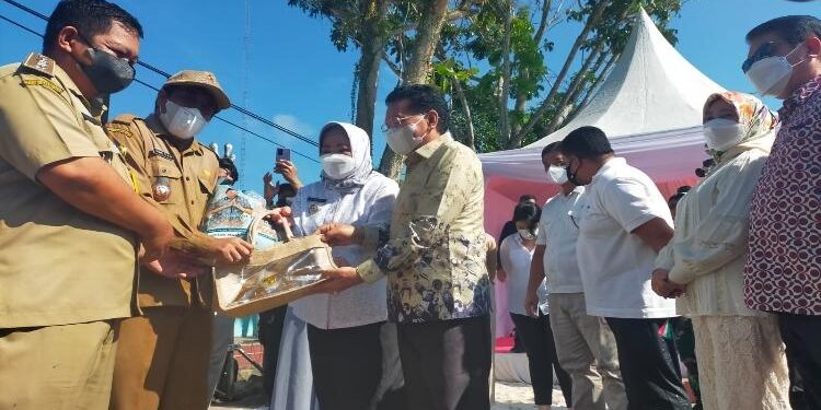 FOTO : GALIH/MATAKALTENG - Bupati Kobar saat menghadiri pelepasan penyaluran zakat harta Abdul Rasyid AS di Gudang PT CBI Group, Senin 18 April 2022.