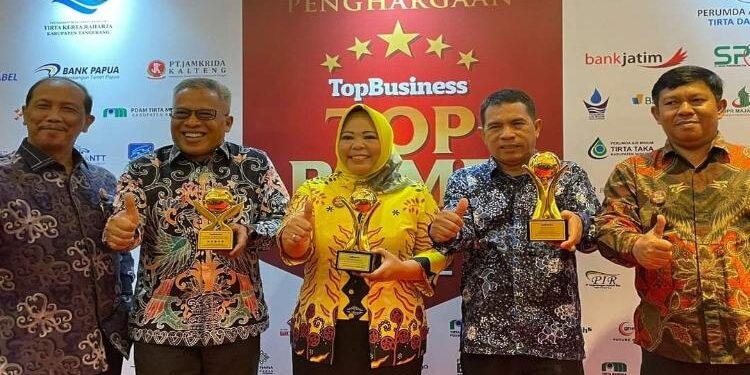 FOTO : IST/MATAKALTENG - Pemkab Kobar menerima sejumlah penghargaan dalam ajang TOP BUMD Award Tahun 2022 di Hotel Rafles Jakarta,  Rabu 20 April 2022.