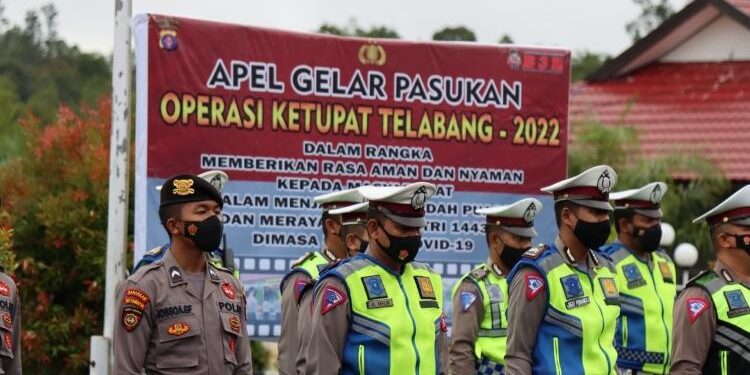 FOTO : IST/MATA KALTENG - Suasana apel gelar pasukan operasi ketupat telabang-2022, yang digelar di Halaman Mapolres Gumas, Jumat, 22 April 2022.