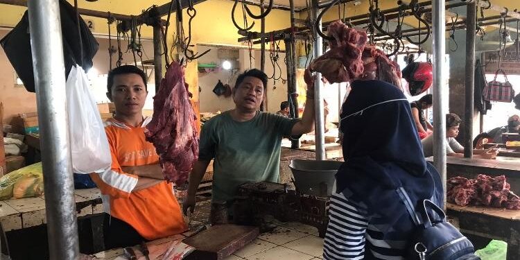 FOTO : IST/MATAKALTENG - Pedagang sapi di Pasar PPM Sampit saat melayani konsumen, Selasa 26 April 2022.
