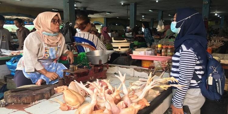 FOTO : IST/MATAKALTENG - Aktivitas jual beli penjualan daging sapi dan ayam di Pasar PPM Sampit, Senin 25 April 2022. 