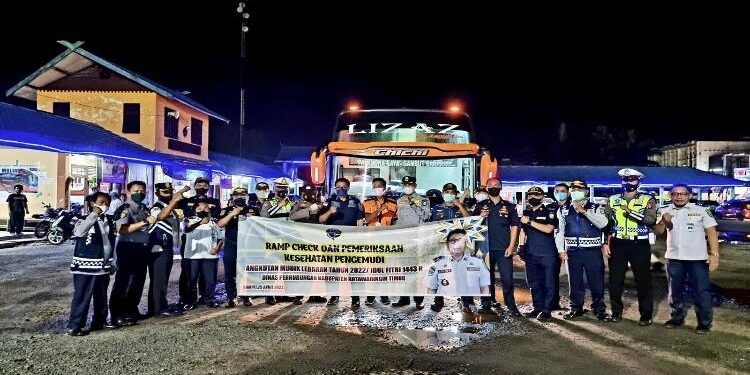 FOTO : IST/MATAKALTENG - Dishub Kotim dan Polres Kotim saat melakukan ramp check bus di Terminal Patih Rumbih, belum lama ini. 