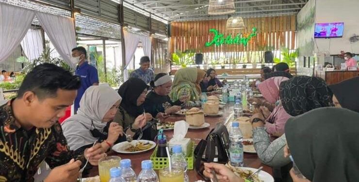 FOTO : IST/MATAKALTENG - Suasana salah satu rumah makan di Sampit sebelum bulan Ramadan, Sabtu 2 April 2022