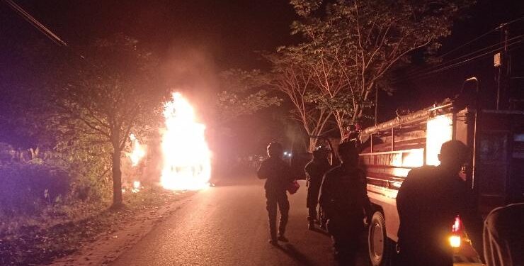 FOTO : RAFI/MATAKALTENG - Satu unit mobil jenis Avanza terbakar di Jalan Christopel Mihing Kecamatan Baamang Sampit, Sabtu 2 April 2022 sekitar pukul 20.45 WIB.