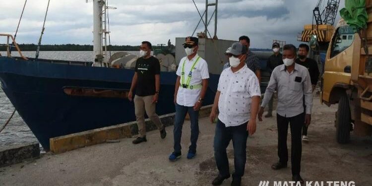 FOTO : IST/MATAKALTENG - Bupati Kotim Halikinnor didampingi KSOP meninjau Pelabuhan Pelangsian, belum lama ini. 