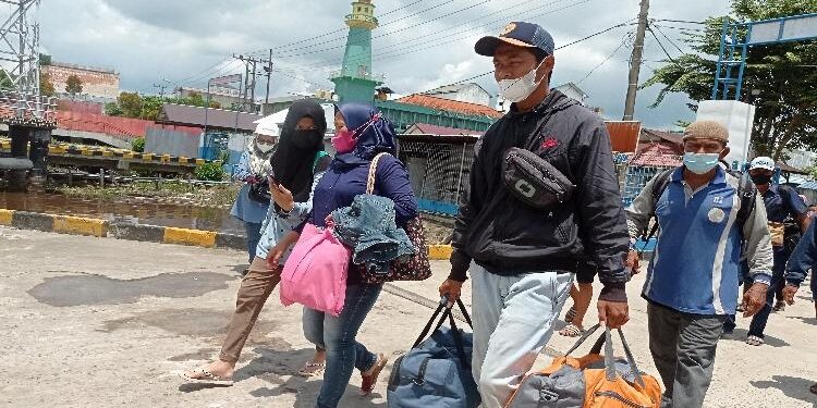 FOTO: DOK/MATAKALTENG - Sejumlah warga yang akan mudik dari pelabuhan Sampit ke Jawa Tengah menggunakan transportasi laut.