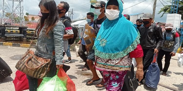 FOTO : DOK/MATAKALTENG - Sejumlah warga yang akan mudik dari Pelabuhan Sampit. 