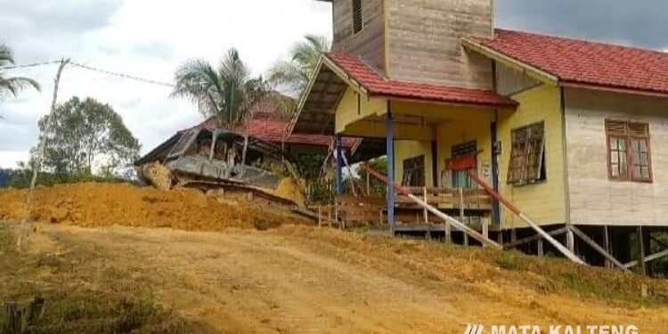 FOTO: IST/MATAKALTENG - Pembukaan badan jalan di Desa Takajung, Kecamatan Seribu Riam, Minggu 10 April 2022.