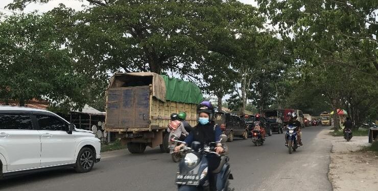 FOTO : DIAN TARESA/MATA KALTENG - Kondisi jalan pramuka yang macet akibat penutupan jalan Jendral Sudirman (depan gedung DPRD).