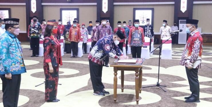 Pengambilan sumpah janji jabatan pejabat provinsi Kalimantan Tengah, di Palangka Raya, Rabu 13 April 2022.