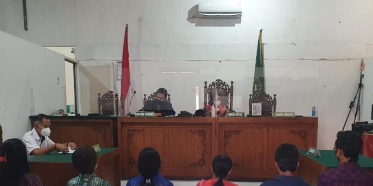 FOTO: BINTANG/MATAKALTENG - Pengadilan Negeri Nanga Bulik menggelar persidangan Tipiring pelanggaran Perda Kabupaten Lamandau Nomor 4 Tahun 2016, Kamis 14 April 2022. 