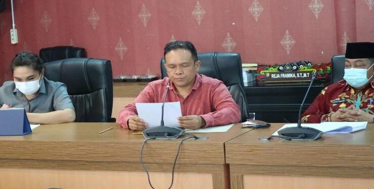Anggota DPRD Kota Palangka Raya, Khemal Nasery (tengah) saat membacakan laporan hasil reses dapil satu