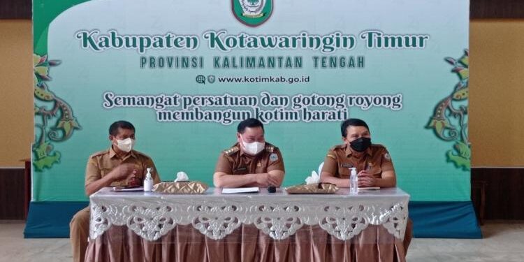 FOTO : DEVIANA/MATAKALTENG - Bupati Kotim Halikinnor saat melakukan rapat dengan PT. Bumi Resik Nusantara di Rujab, Senin 18 April 2022.