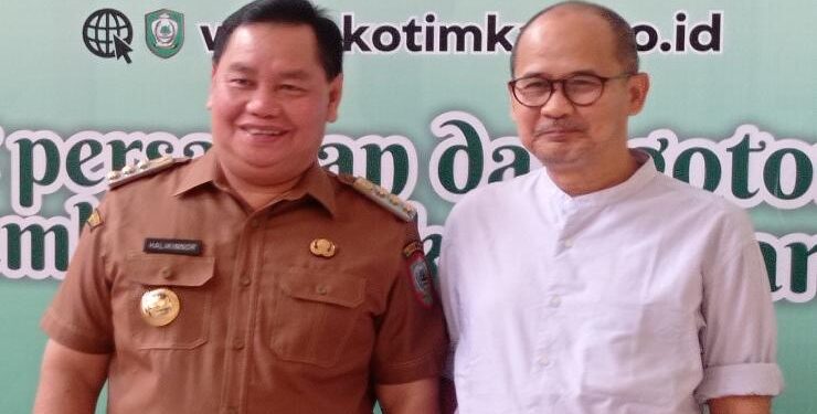 FOTO : DEVIANA/MATAKALTENG - Direktur PT. Bumi Resik Nusantara Raya, Djaka Winarso (baju putih) saat bersama Bupati Kotim Halikinnor di rumah jabatan, Senin 18 April 2022.