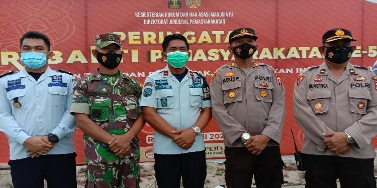 FOTO  : AKH/MATAKALTENG - Kepala Lapas Sukamara, Joko Prayitno saat bersama TNI Polri usai razia hunian WBP.