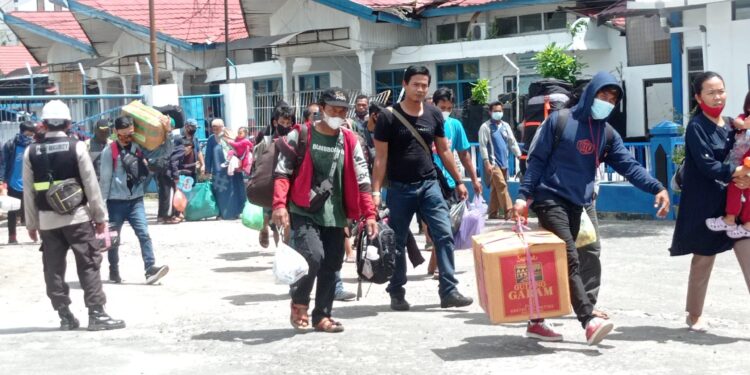 FOTO : DEVIANA/MATAKALTENG - Ratusan orang yang hendak mudik menggunakan transportasi laut dari Pelabuhan Sampit, Rabu 20 April 2022.
