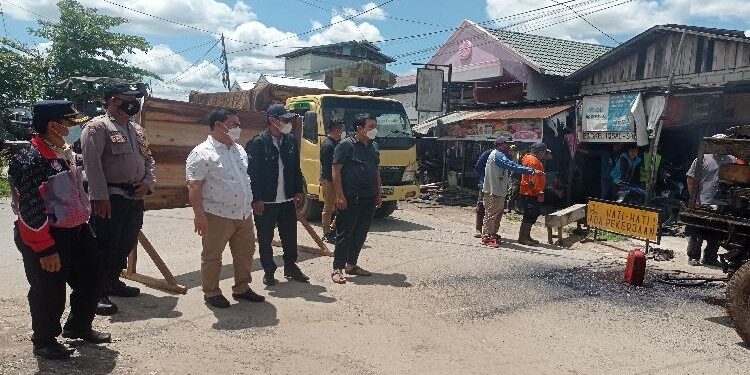 FOTO : DOK/MATAKALTENG  - Bupati Kotim Halikinnor bersama Sekretaris Daerah Fajrurrahman saat memantau perbaikan Jalan Panjaitan