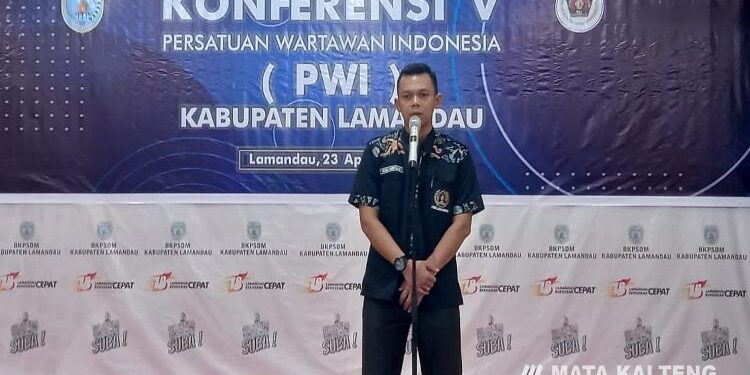 FOTO : BINTANG/MATAKALTENG - Hendi Nurpalah saat memberikan sambutan usai terpilih kembali jadi Ketua PWI Lamandau 2022-2025.