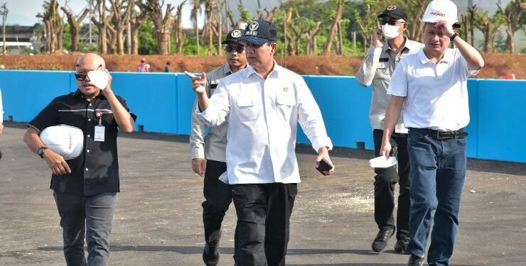 Kepala Badan Nasional Penanggulangan Terorisme (BNPT) Komjen Pol. Dr. Boy Rafli Amar, M.H (tengah) mengunjungi Sirkuit Formula E di Ancol Jakarta Utara pada Selasa 26 April 2022.