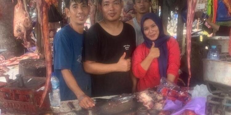 FOTO : IST/MATA KALTENG - Anggota DPRD Kotim Khozaini (tengah), saat berjualan daging sapi di Pasar Subuh Sampit.