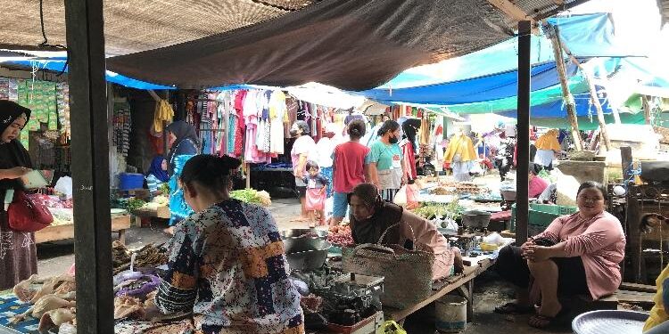 FOTO : DIAN TARESA/MATA KALTENG - Suasana di salah satu pasar tradisional Kota Sampit.