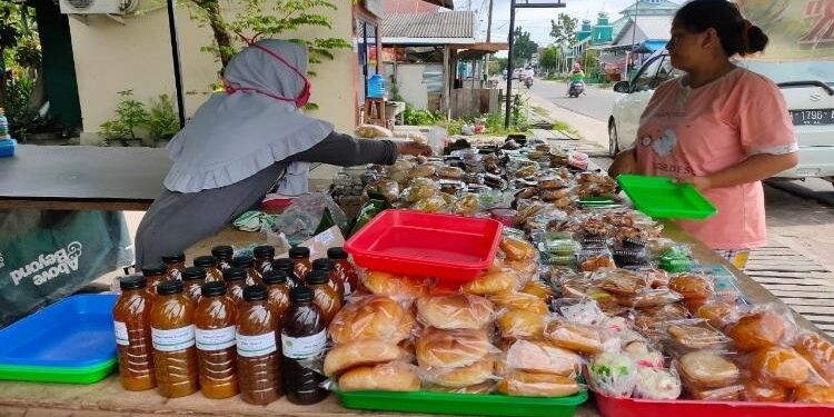 FOTO : DIAN TARESA/MATA KALTENG - Pedagang kue di Kota Sampit.