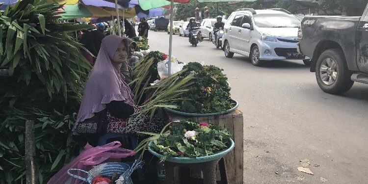 FOTO : DIAN TARESA/MATA KALTENG - Pedagang bunga di pinggiran Kota Sampit.