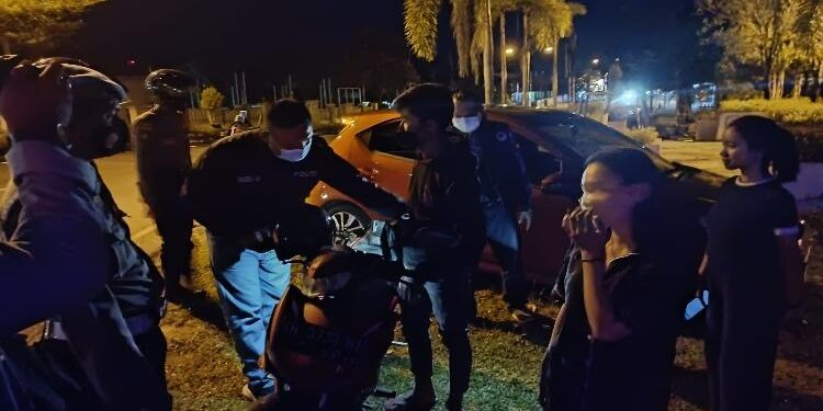 FOTO : IST/MATA KALTENG - Kasat Narkoba Polres Gumas Iptu Budi Utomo bersama personel polres memeriksa para remaja yang nongkrong di Taman Kota Kuala Kurun, Selasa, 12 April 2022.