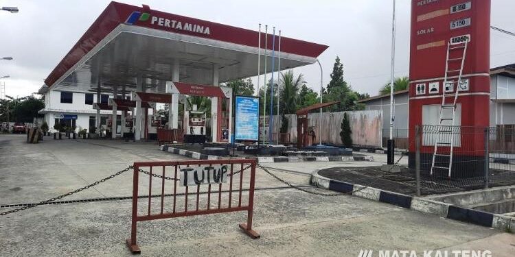 FOTO : SID/MATA KALTENG - SPBU Kuala Kurun tutup karena ketersediaan BBM yang kosong, Jumat, 1 April 2022.