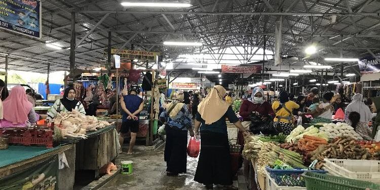 FOTO : DIAN TARESA/MATA KALTENG - Suasana pasar di Kota Sampit.